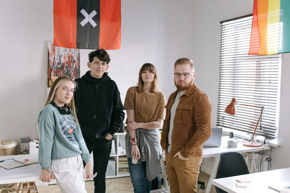 Team di professionisti diversificato che collabora in un ufficio moderno